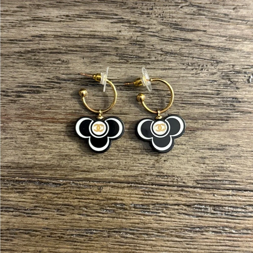 [CHANEL] Authentic Black & White w/ Gold Resin Clover CC Hoop Luxury Earrings - Picture 3 of 10